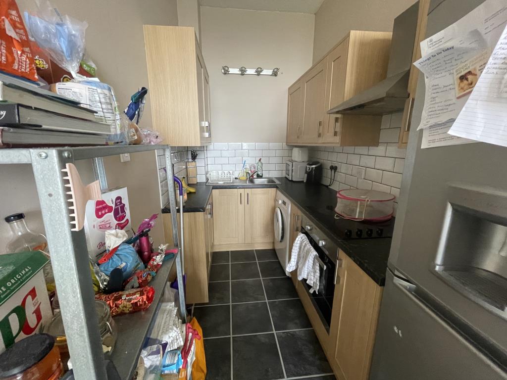 Lot: 24 - TOP FLOOR FLAT FOR INVESTMENT OR OWNER-OCCUPATION - Kitchen from living room
